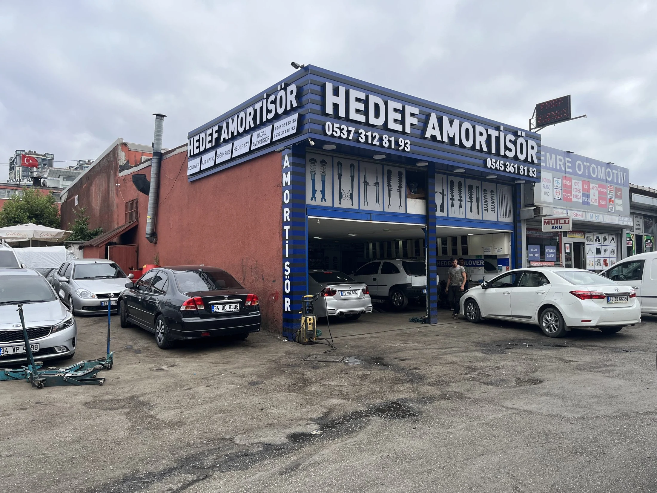 Hedef Amortisör Ümraniye atölyesinin geniş dış cephe görünümü